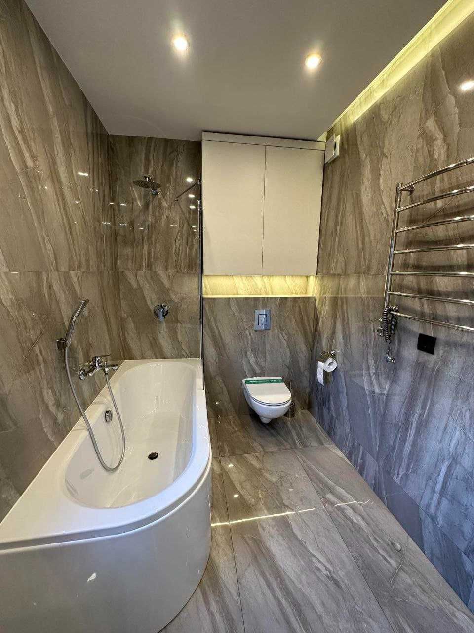 Designer Apartment in Semytsvet Complex Near City Center
