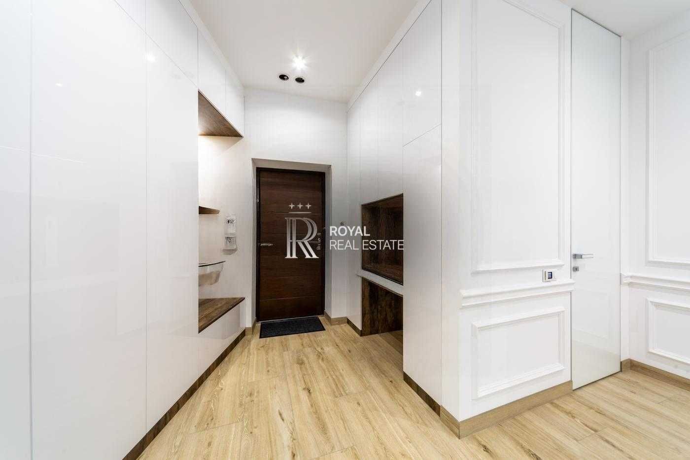 Modern 70m2 Apartment with Designer Renovation in Skyline Complex