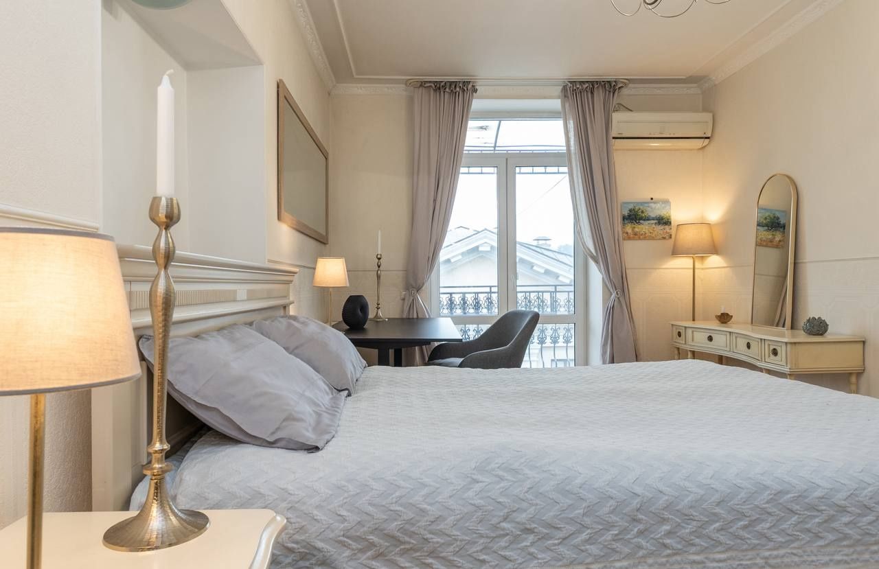 Spacious, Bright Apartment with Quality Modern Renovation Near Kontraktova Square Metro