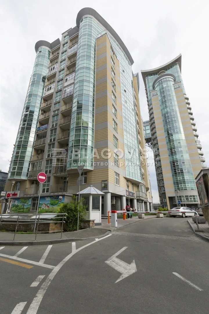 Stylish 3-Bedroom Apartment with Designer Renovation near Vydubychi Metro