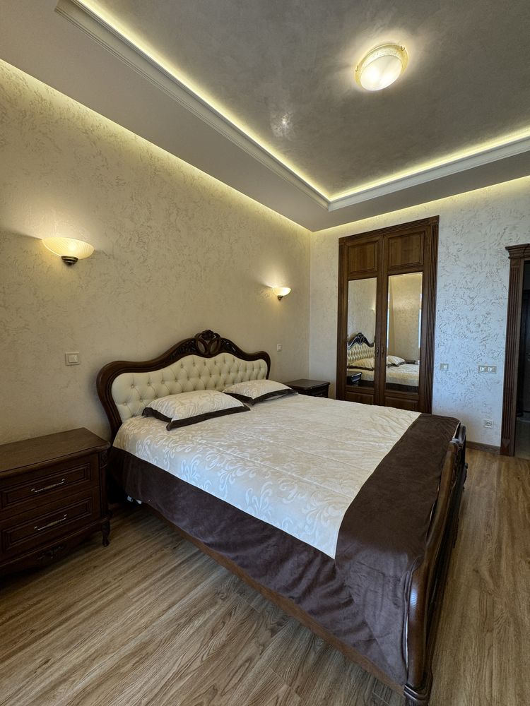 Modern 65m² Apartment with Terrace near Chornovola