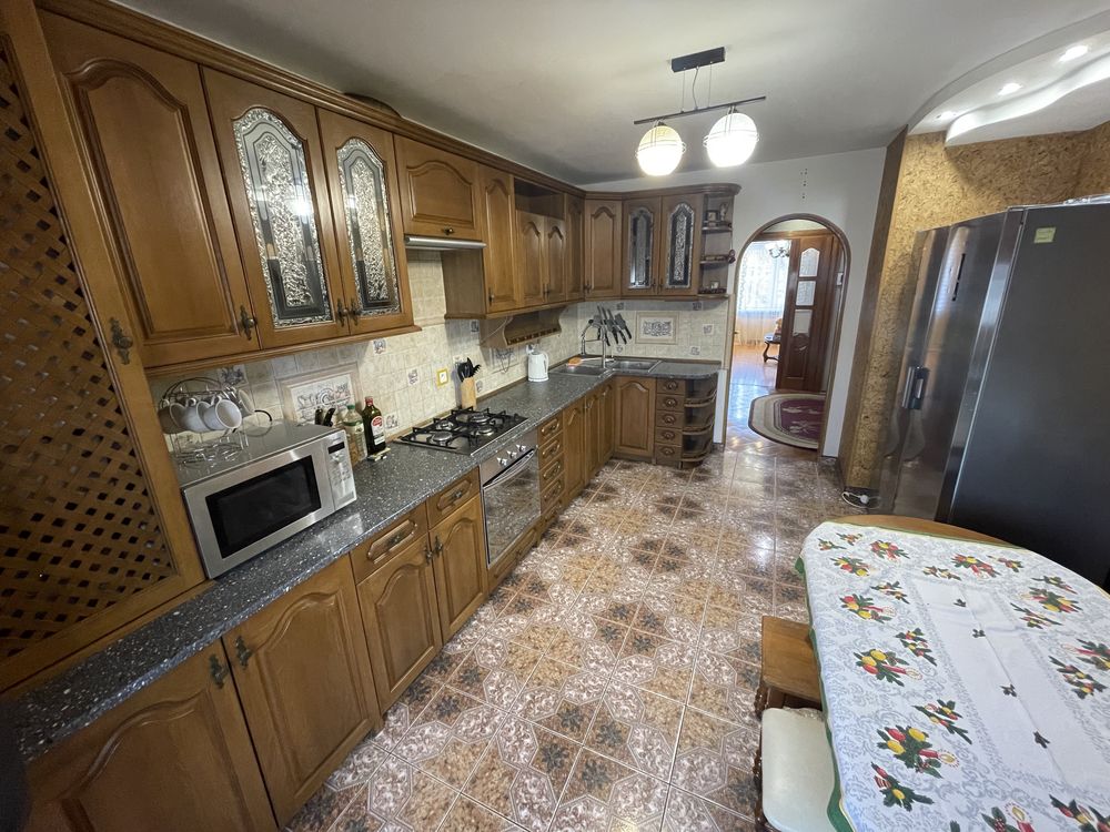 4-Room Apartment in Novoyavorivsk, Fully Furnished