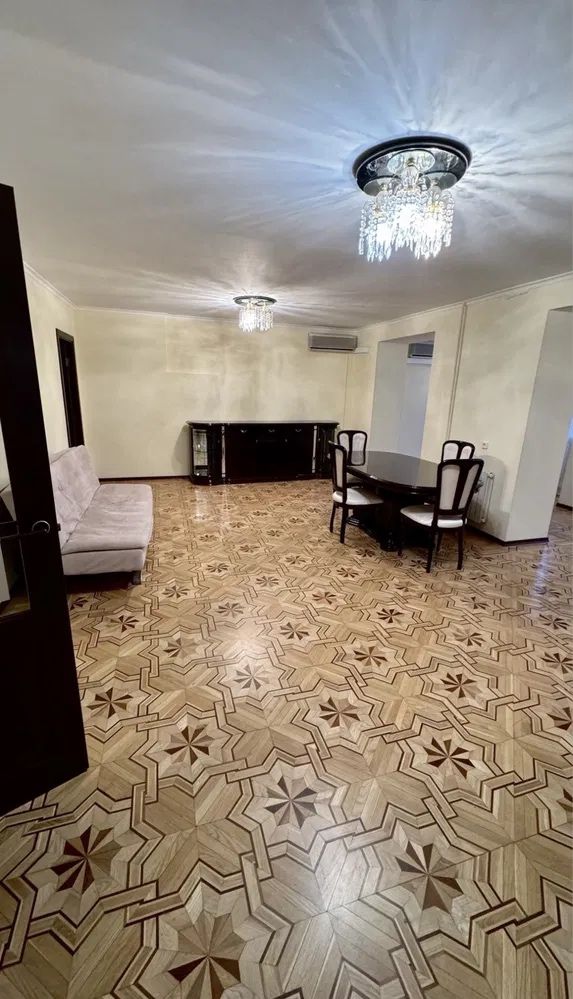 Large 4-room apartment in brick building on Bazarna Street