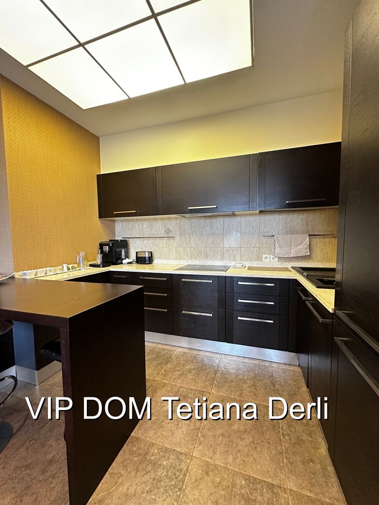 Spacious 2-bedroom apartment on French Boulevard with pool access