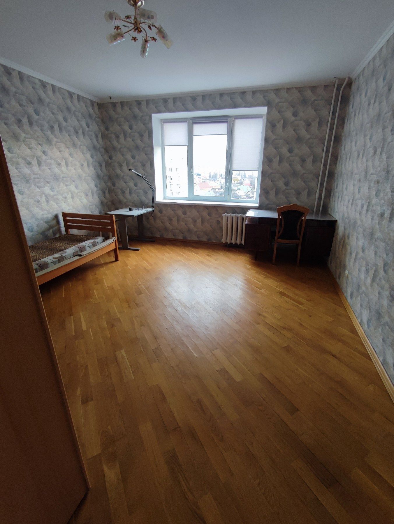 Spacious Apartment Near Akademmistechko Metro