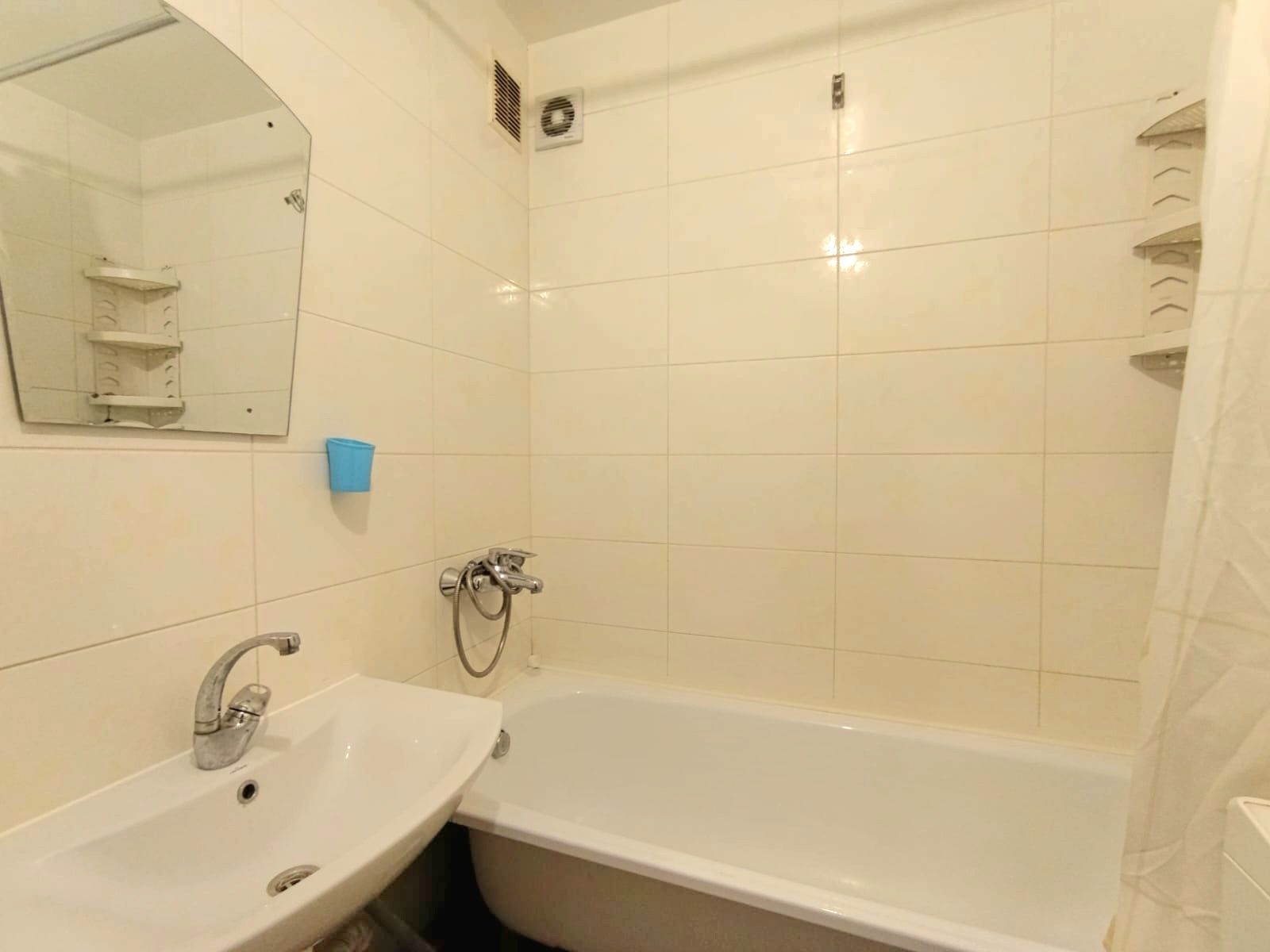 Cozy 1-bedroom apartment near Southern Shopping Center and Kulchytska Park