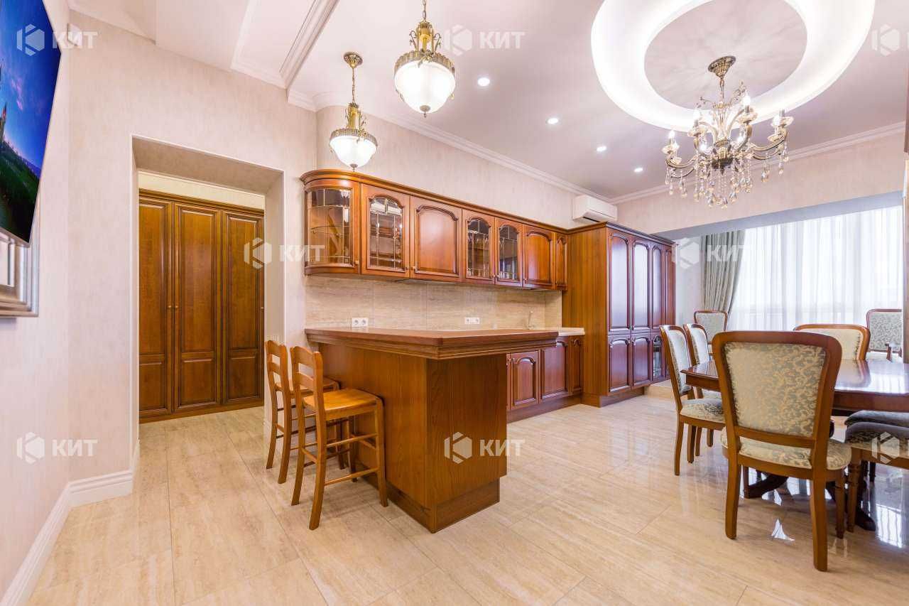 Spacious 2-bedroom apartment in prime location near historical museum