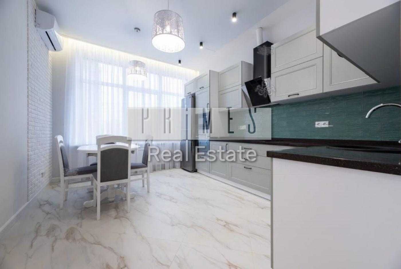 Modern Two-Bedroom Apartment in Novopecherskie Lipki Residential Complex