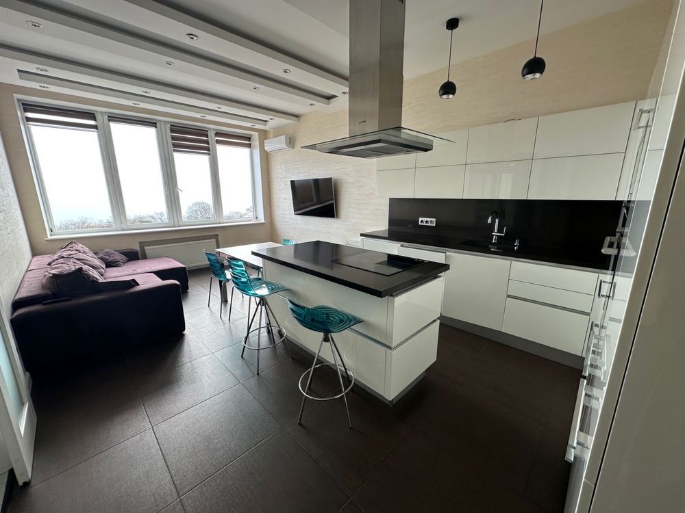 3-Bedroom Apartment in Ruslан i Ludmila Complex with Sea View