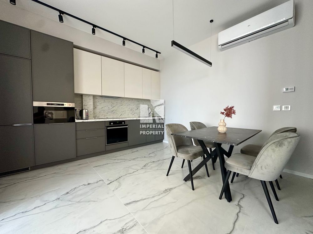 2-Room Apartment in Residents Park with Designer Renovation