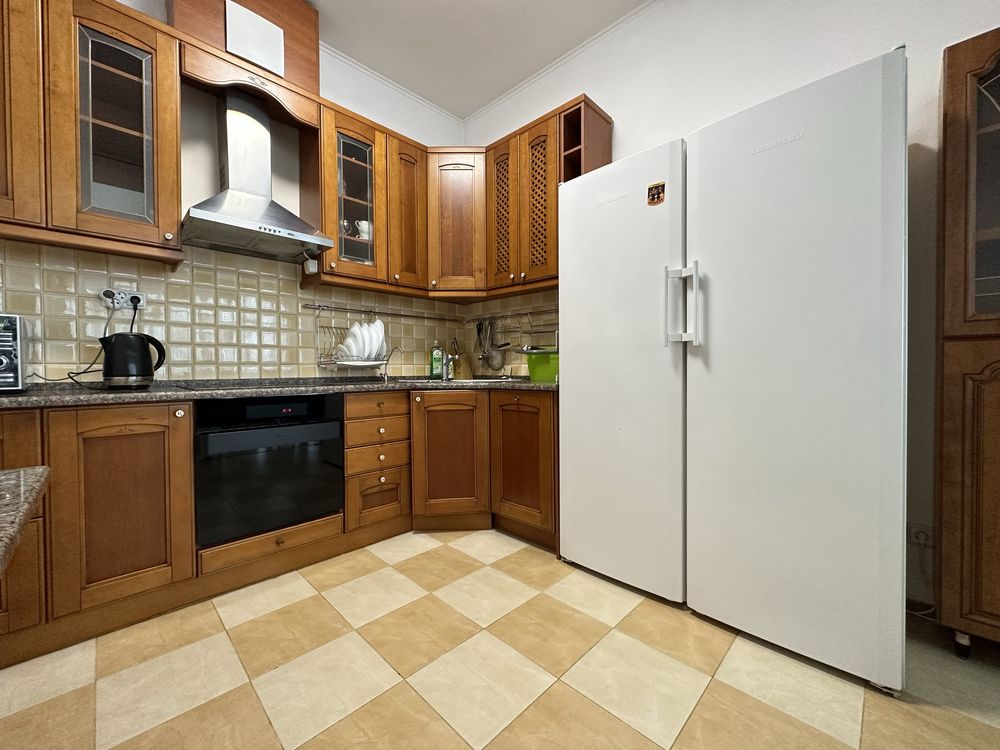Spacious 4-room apartment with panoramic Dnipro view in Pechersk district