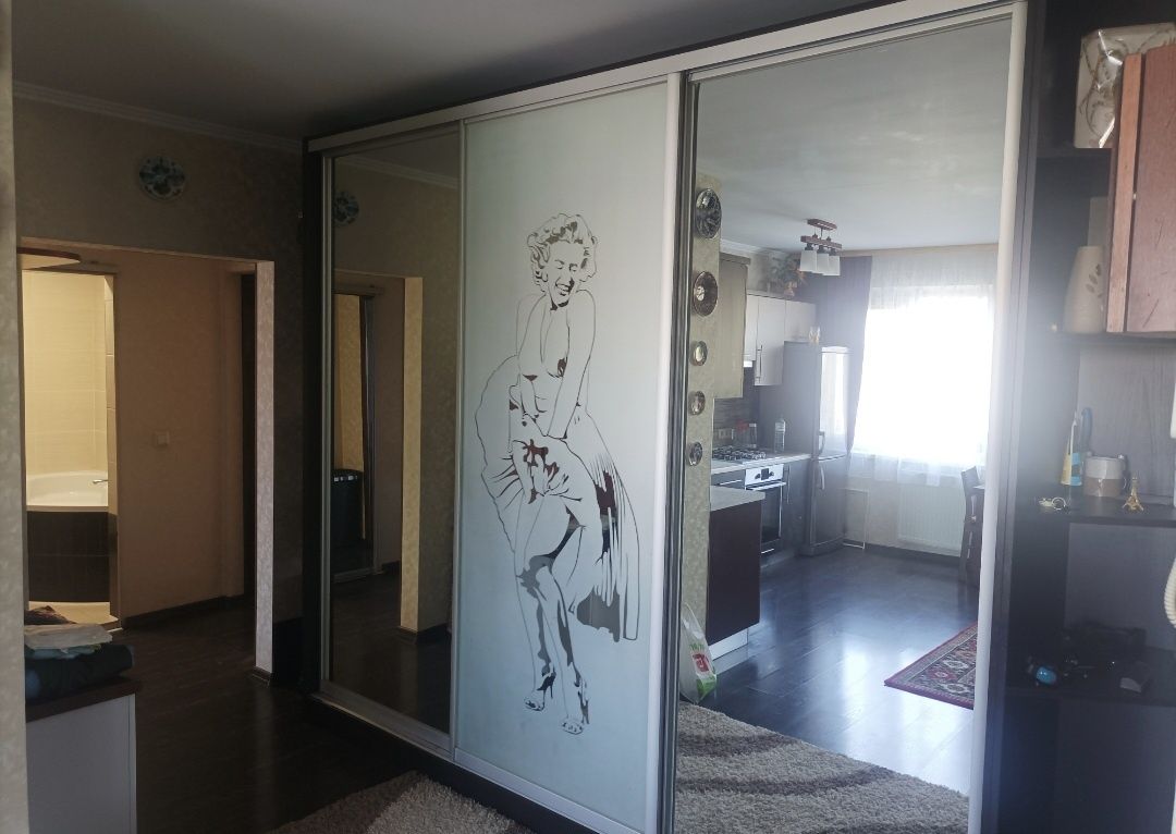 3-Room Apartment in Rozvygovo District with Pet-Friendly Option