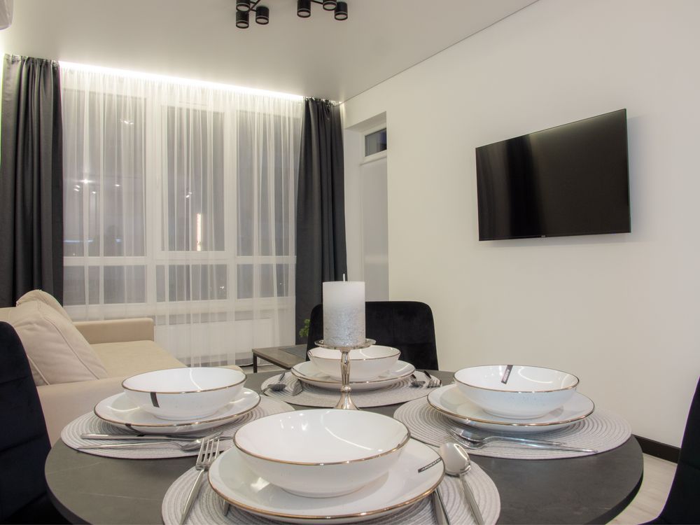 Modern 1-Bedroom Apartment with Designer Interior Near Mall