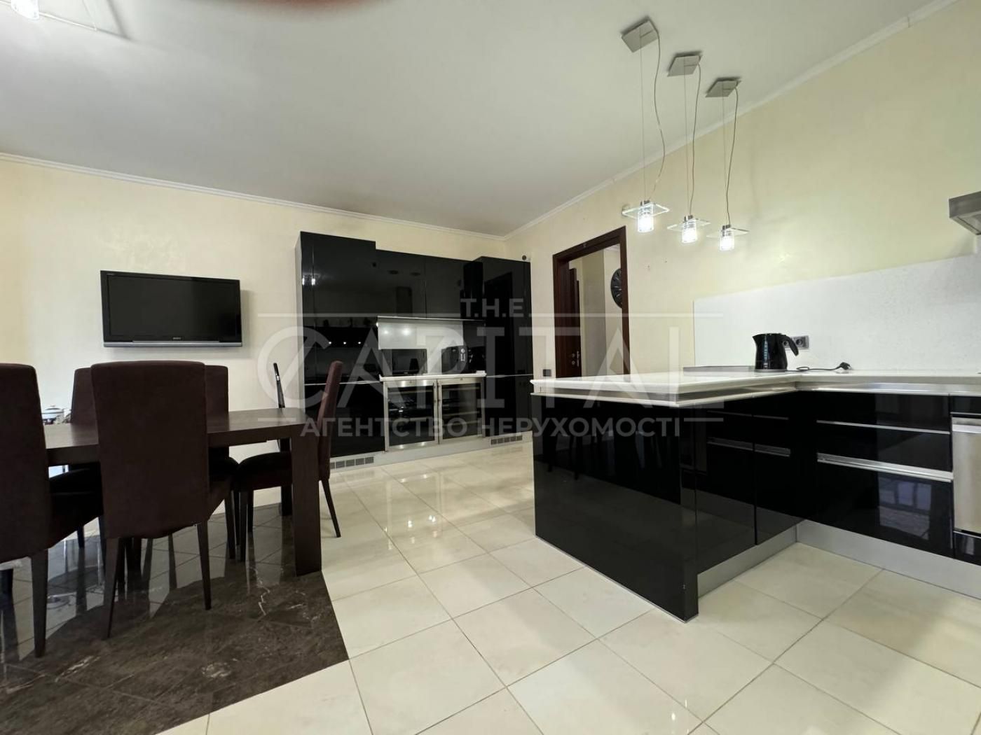Spacious Apartment on Pavlivska Street with Designer Interior