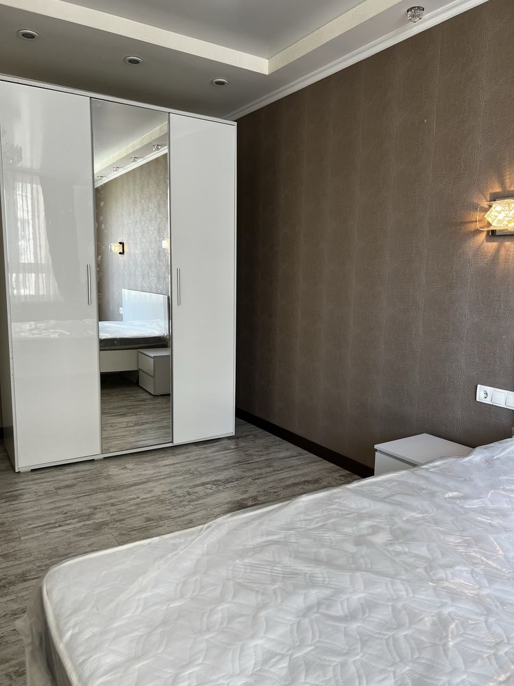 Romantic Two-Bedroom Apartment with Lake View near River Mall