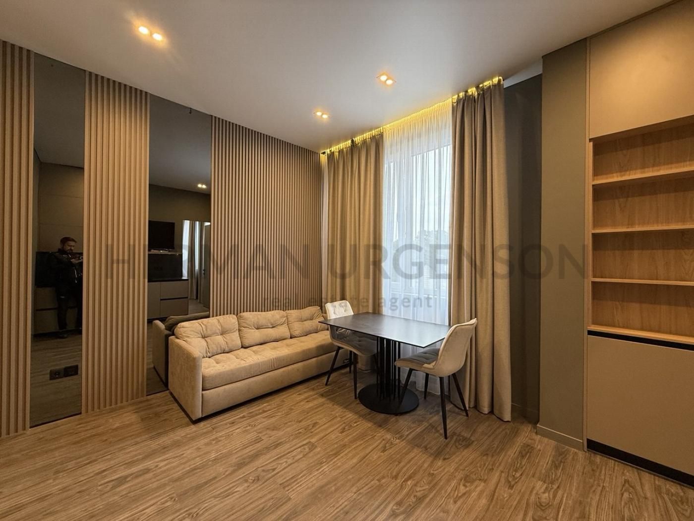 Stylish Designer 1-Bedroom Apartment in City Center with Premium Amenities