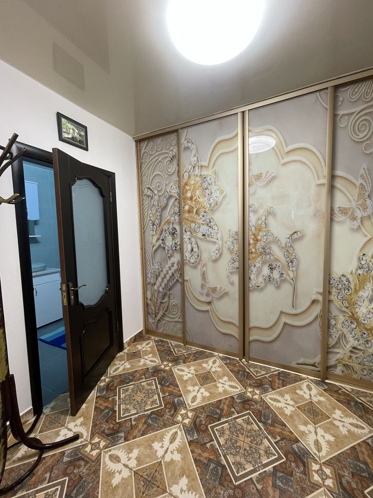 Довженко көшесіндегі үлкен 1 бөлмелі пәтер, студиялық ас үйімен, 57м²