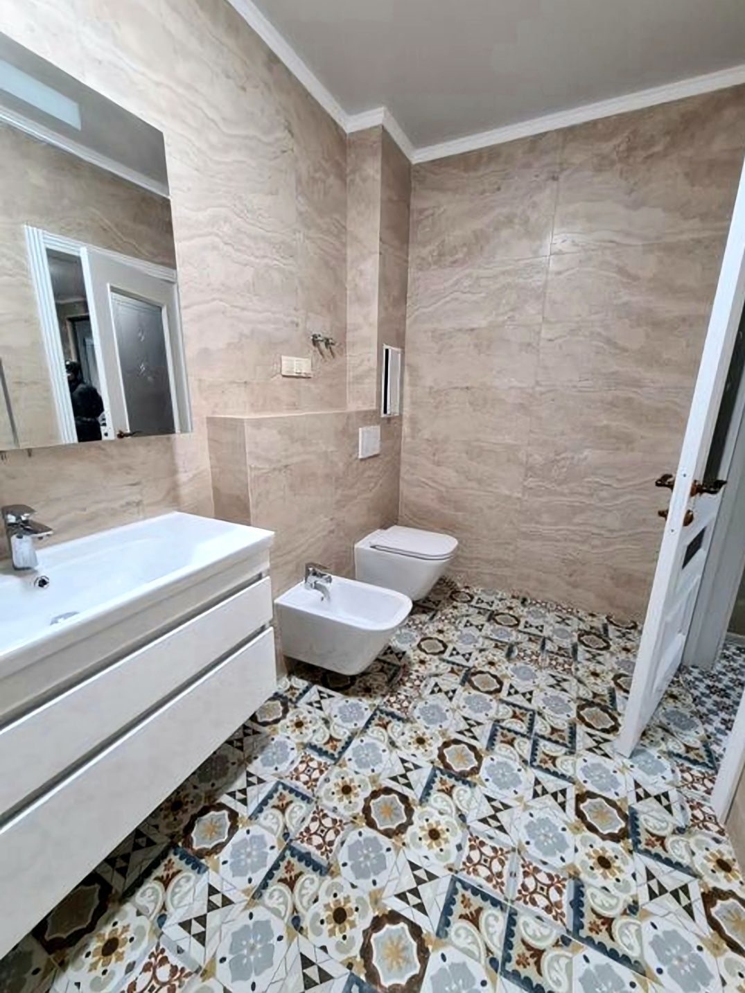 Spacious 2-room Apartment in City Center with Designer Renovation