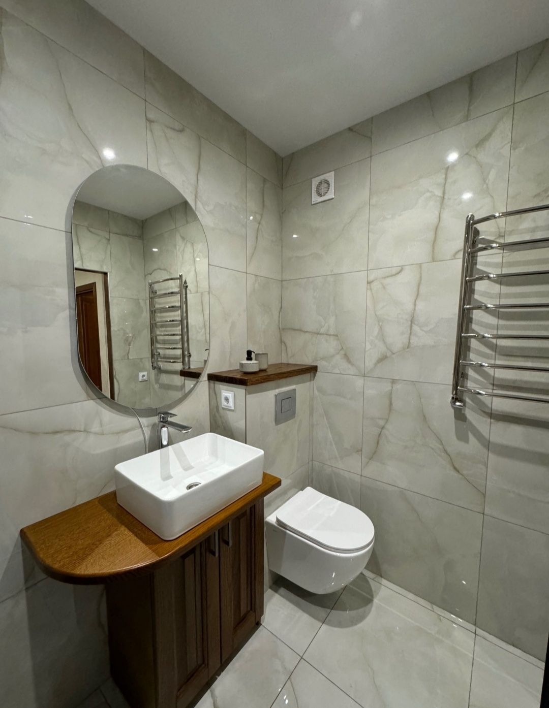 Cozy One-Bedroom Apartment in Manhattan Complex Near City Center and Lake