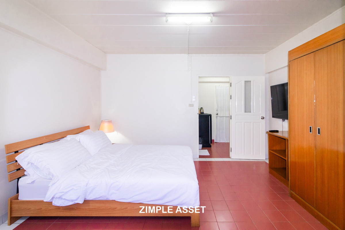 Room for Rent in NgamWongwan Area - Convenient Location near PanTip
