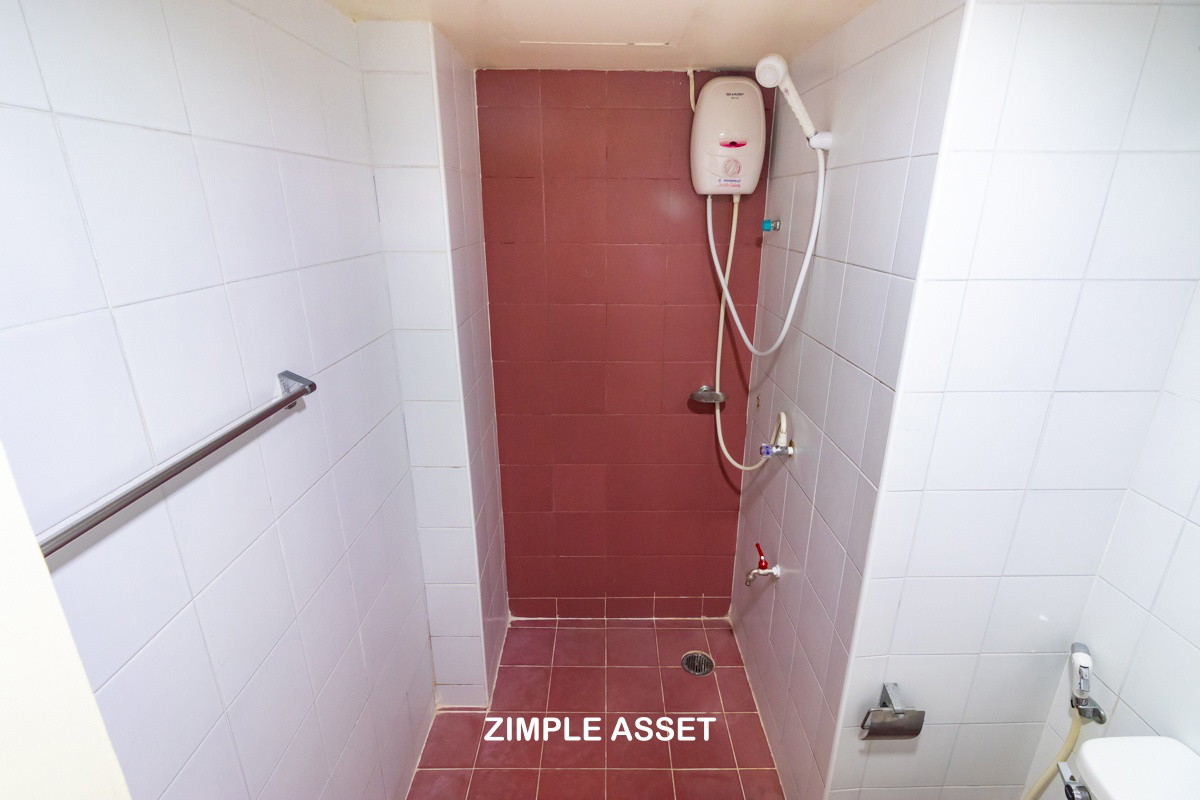 Room for Rent in NgamWongwan Area - Convenient Location near PanTip