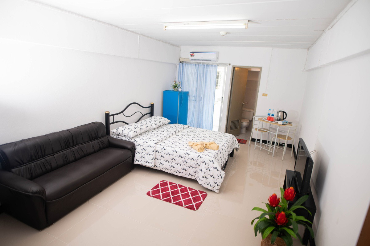 Cheap Room near Srinakarin BTS Station with Multiple Amenities