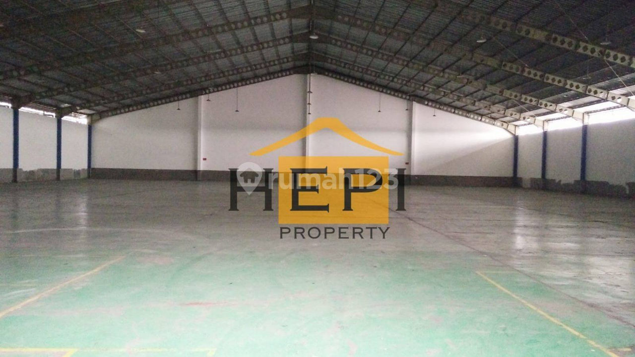 Large Warehouse with Concrete Floor and Parking