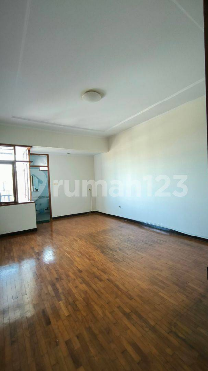 Spacious Two-Story House with Garden in Hegarmanah