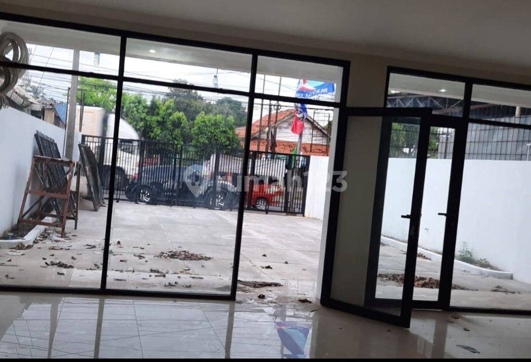 Spacious 3.5-Floor Commercial Building with Parking