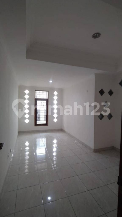 Strategic Corner House Near Tebet Eco Park