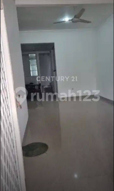 Spacious Two-Story House with 4 Bedrooms in Rawamangun