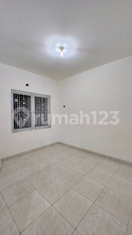 Spacious 5-Bedroom Townhouse with Modern Interior