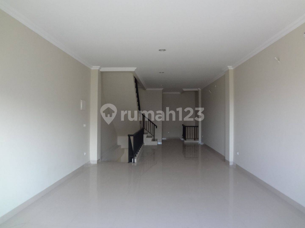 Strategically Located 3.5-Story Ruko with 3 Bathrooms