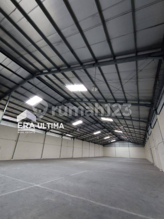 Large Industrial Warehouse with Easy Highway Access