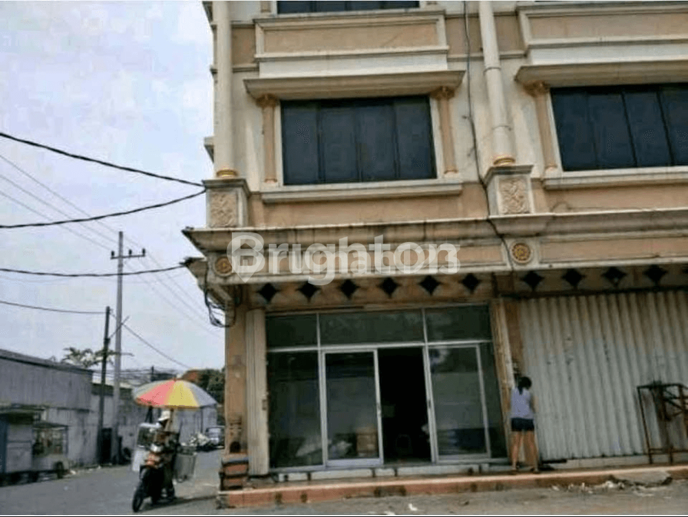 Large Commercial Space with 3.5 Floors in Kenjeran