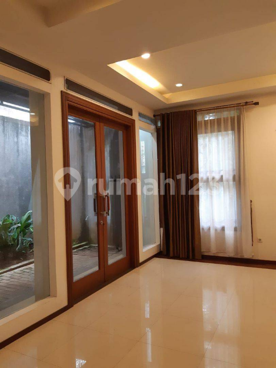 Modern Corner House with 4 AC Units