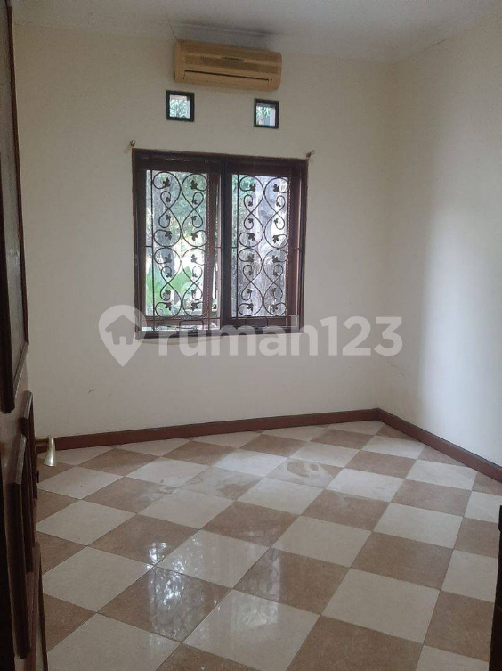 Spacious 4-Bedroom House with Modern Kitchen
