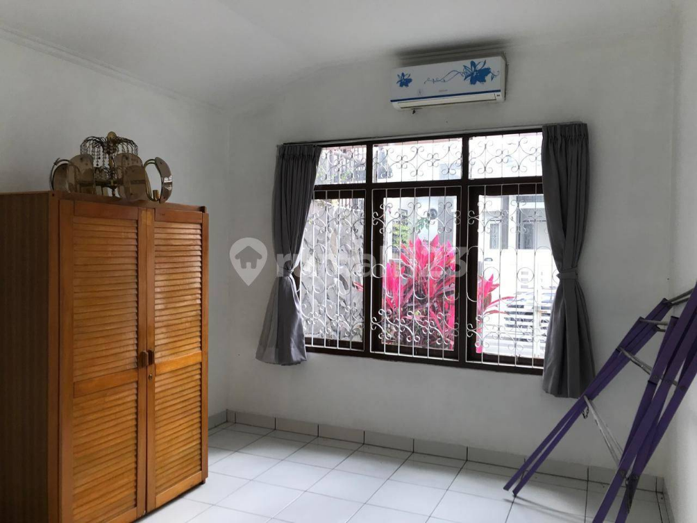 Spacious 1.5-Story Corner House with Garden