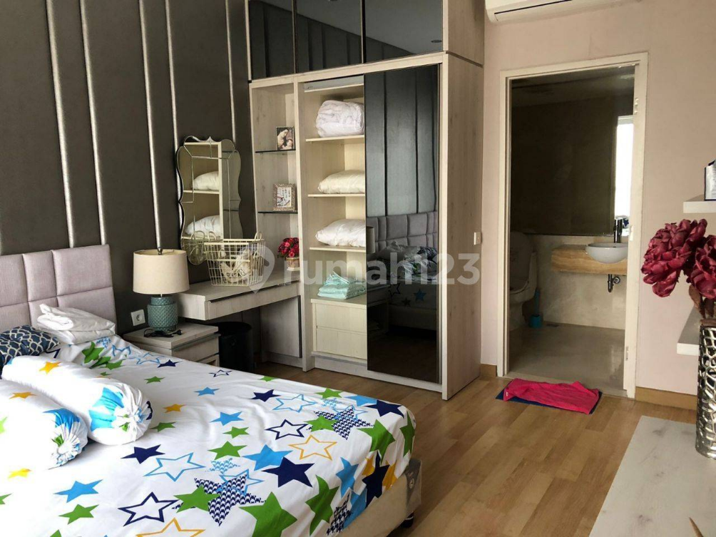 Luxury 2-Bed Apartment Above Tunjungan Plaza