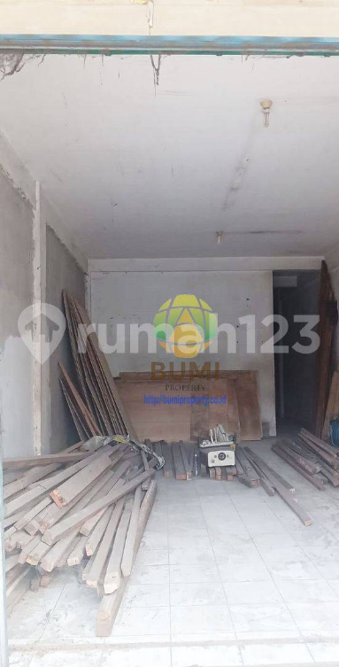 Spacious Commercial Building in Strategic Mojosongo Location