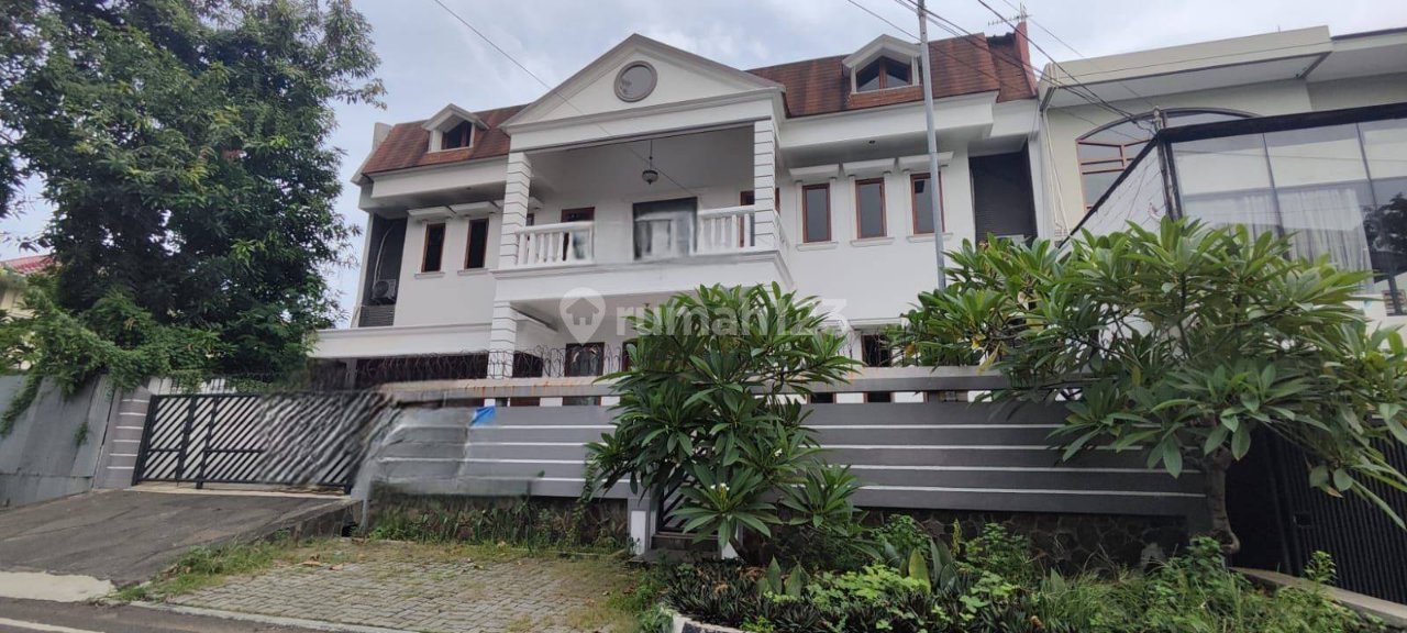 Large 4-Bedroom House with Semi-Furnished Interior