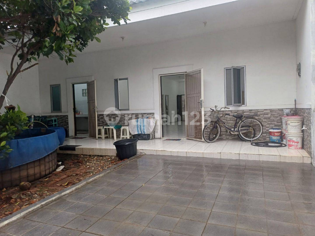 Spacious Kelapa Gading House with 3-Car Carport