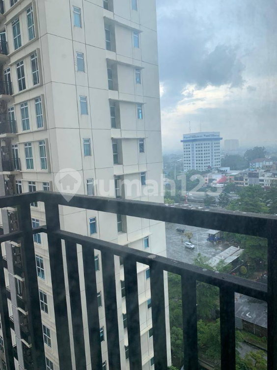 Modern 1-Bedroom Apartment with Pool View
