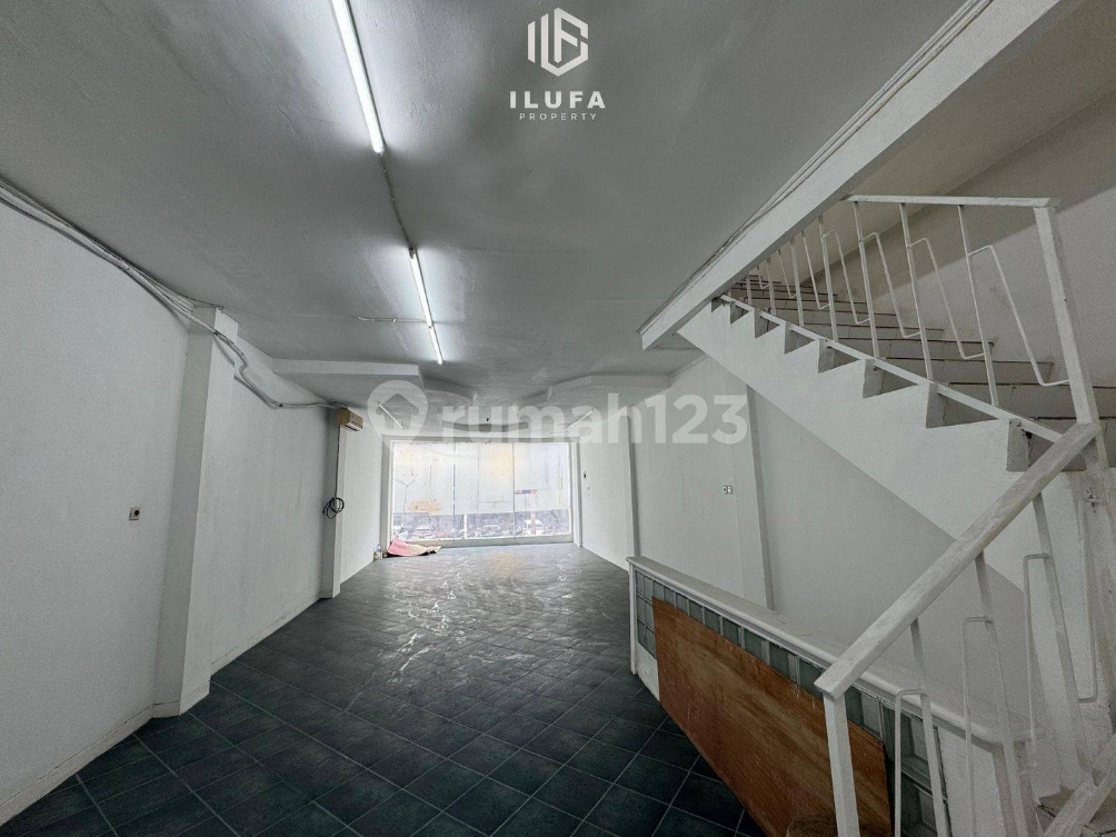 Strategic 3.5 Floor Commercial Building in Fatmawati