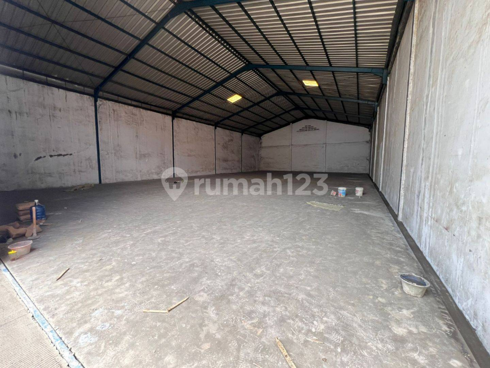 Large Industrial Warehouse with Container Access