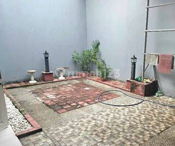 Classic House with 5 Bedrooms in Cibubur