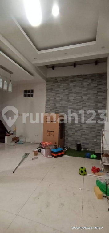 Spacious 4-Bedroom House with Carport in Batununggal