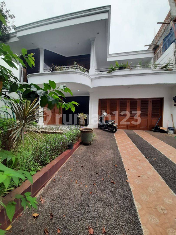Luxurious Two-Story House with 4 Bedrooms