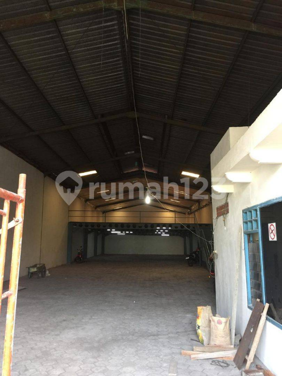 Spacious Commercial Warehouse with High Ceilings
