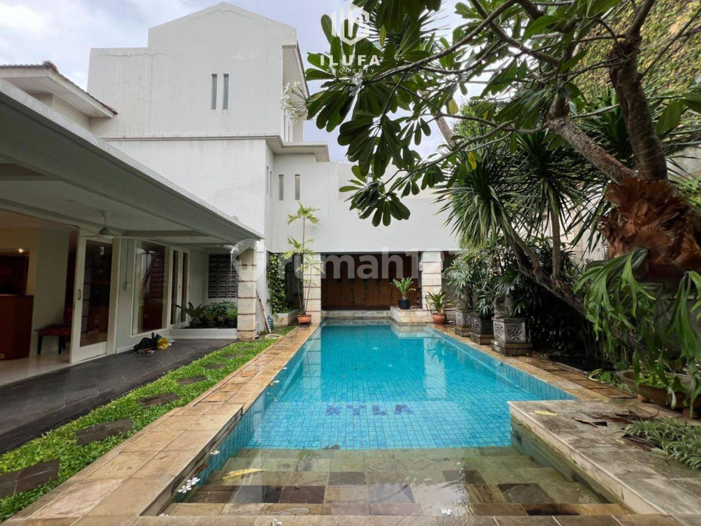 Luxurious 4-Bedroom House with Pool in Kebayoran